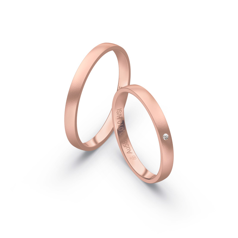 Aufnahme von schmalen Eheringen aus Rosegold in 2,5 mm Breite mit Diamant und Sandmattierung 