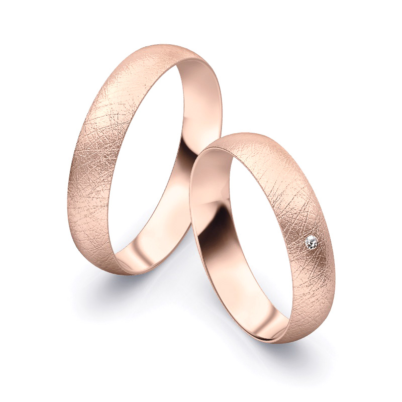 Aufnahme von schlichten eismatten Trauringen aus Rosegold mit Diamant mit 4,5 mm Breite