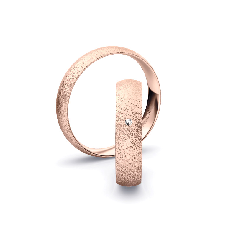 Aufnahme von schlichten eismatten Trauringen aus Rosegold mit Diamant mit 4,5 mm Breite