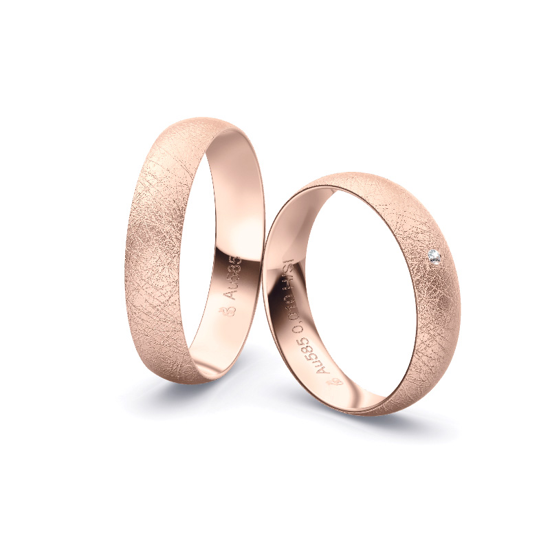 Aufnahme von schlichten eismatten Trauringen aus Rosegold mit Diamant mit 4,5 mm Breite