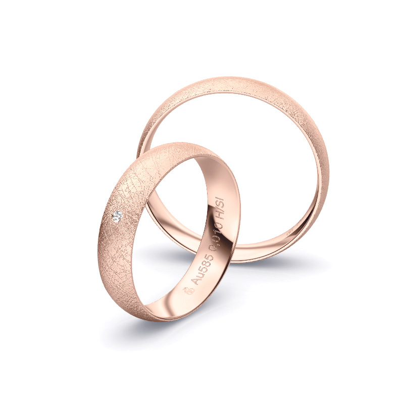 Aufnahme von schlichten eismatten Trauringen aus Rosegold mit Diamant mit 4,5 mm Breite