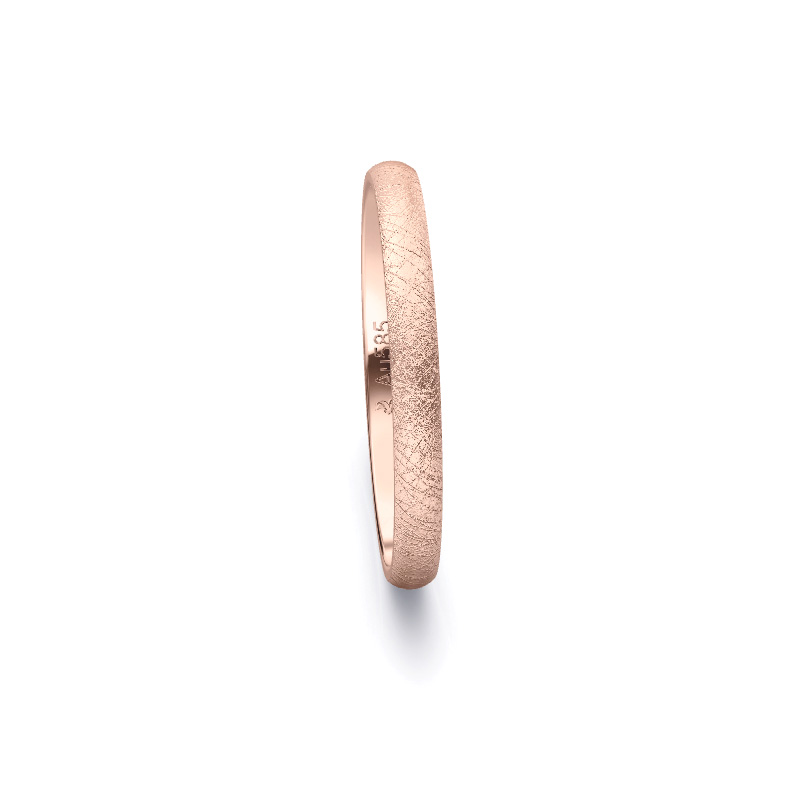 Aufnahme von schlichten eismatten Trauringen aus Rosegold mit Diamant mit 2,5 mm Breite 