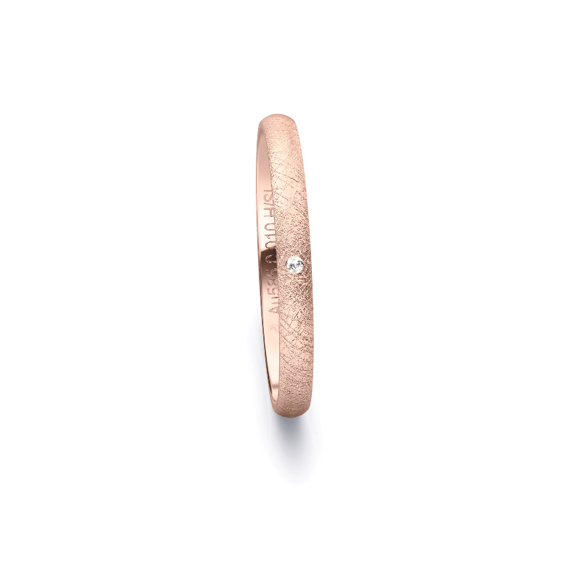 Aufnahme von schlichten eismatten Trauringen aus Rosegold mit Diamant mit 2,5 mm Breite 