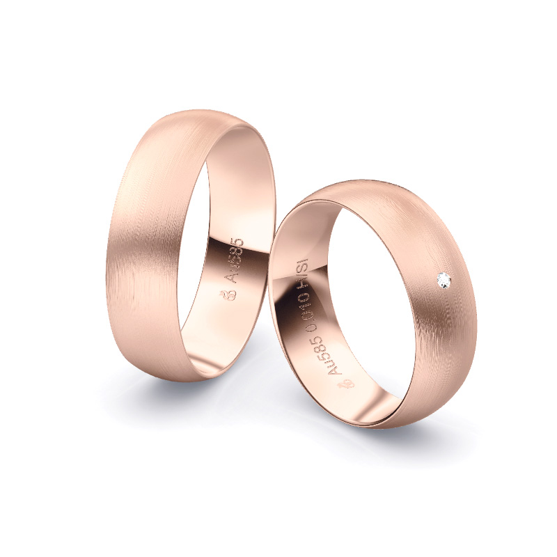 Aufnahme von schlichten matten Trauringen aus Rosegold mit Diamanten mit 6 mm Breite