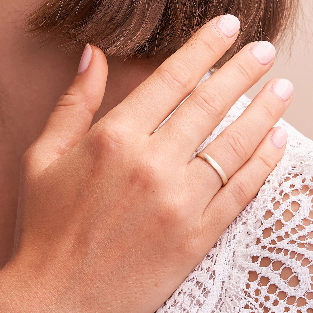 Aufnahme von schlichten sandmatten Trauringen aus Gelbgold mit Diamanten mit 3 mm Breite auf Hand 