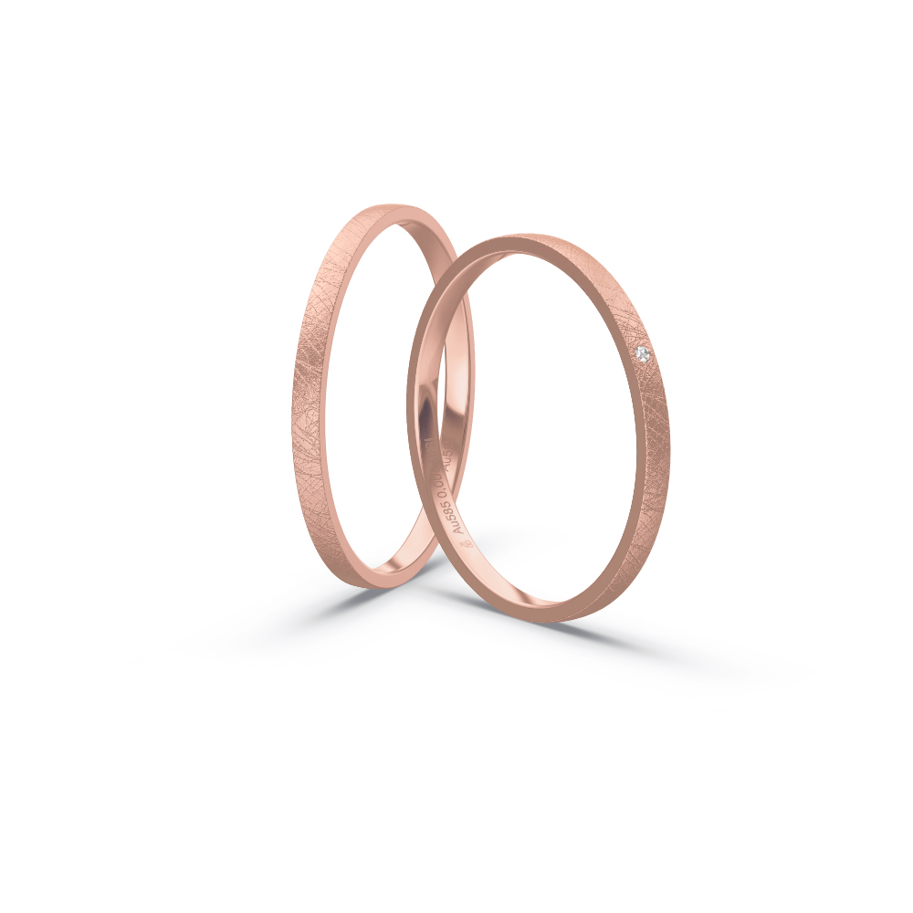 Aufnahme von schmalen Eheringen aus Rosegold in 1,5 mm Breite mit Diamant und Eismattierung 