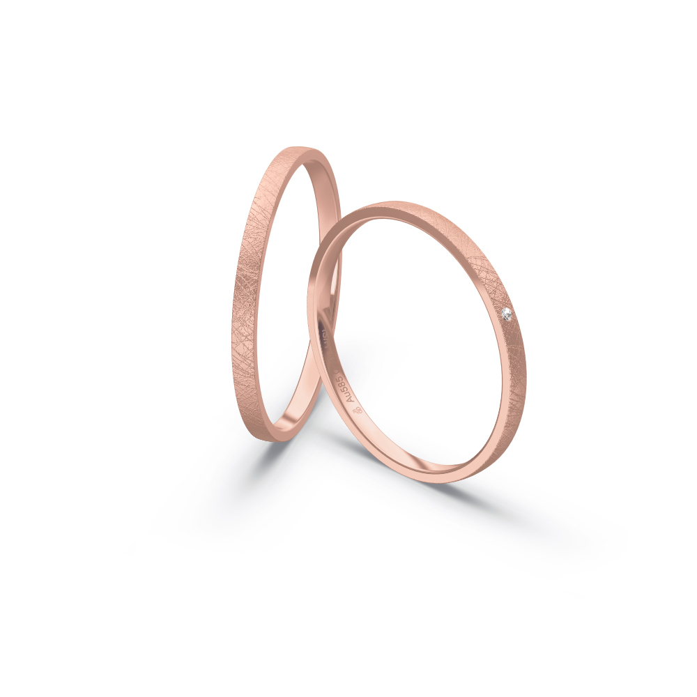 Aufnahme von schmalen Eheringen aus Rosegold in 1,5 mm Breite mit Diamant und Eismattierung 