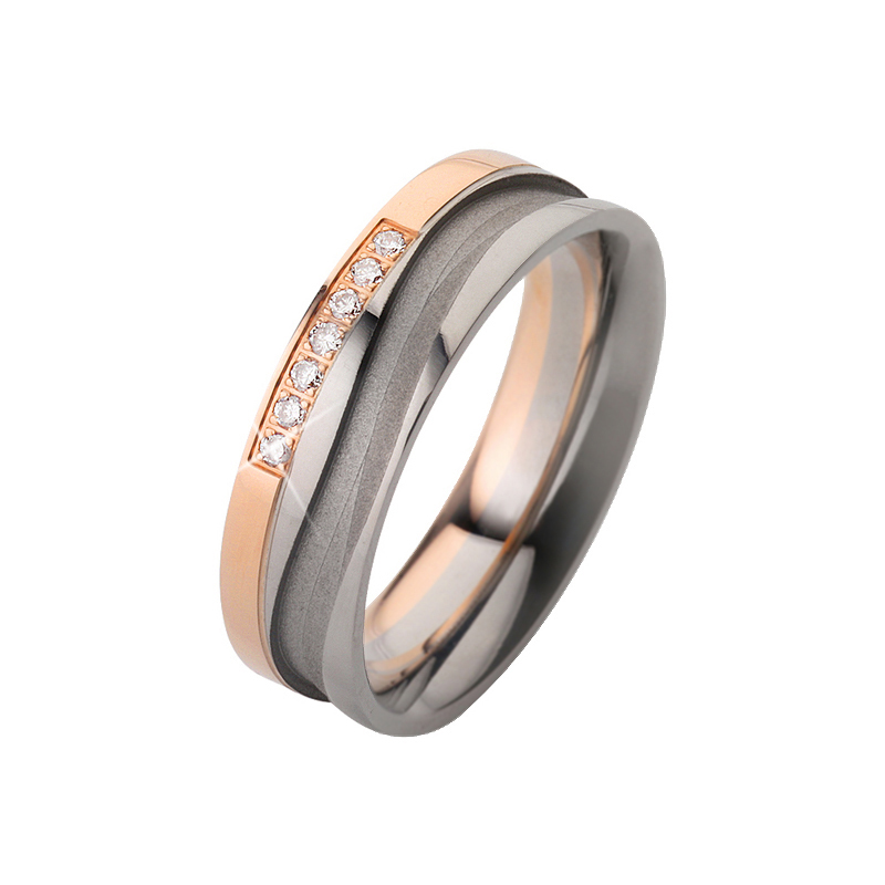 Aufnahme von bicoloren Palladium 500 Roségold Trauringen mit sandmatter Rille und Diamanten 