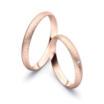 Aufnahme von schlichten eismatten Trauringen aus Rosegold mit Diamant mit 3 mm Breite