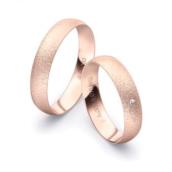 Aufnahme von Eheringen aus Roségold mit Körnung und Diamanten und 4,5 mm Breite