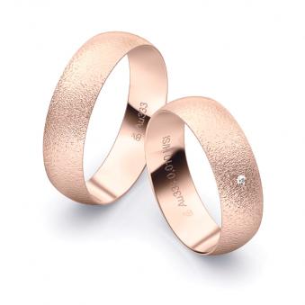 Aufnahme von Eheringen aus Roségold mit Körnung und Diamanten und 6 mm Breite