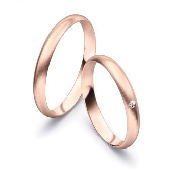 Aufnahme von schlichten matten Trauringen aus Rosegold mit Diamanten mit 3 mm Breite