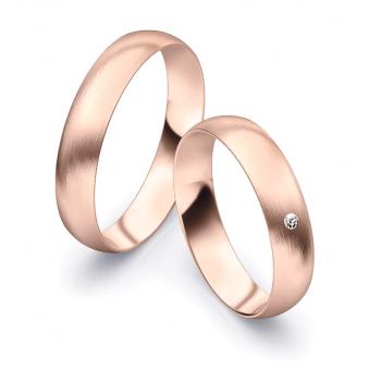 Aufnahme von schlichten matten Trauringen aus Rosegold mit Diamanten mit 4,5 mm Breite