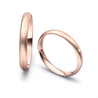 Aufnahme von schlichten sandmatten Trauringen aus Roségold mit Diamant mit 3 mm Breite