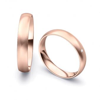 Aufnahme von schlichten sandmatten Trauringen aus Roségold mit Diamanten mit 4 mm Breite