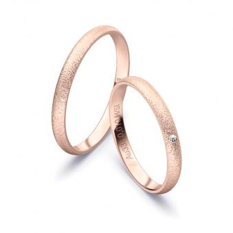 Aufnahme von Eheringen aus Roségold mit Körnung und Diamanten und 2,5 mm Breite