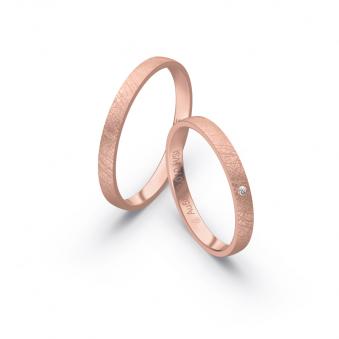 Aufnahme von schmalen Eheringen aus Rosegold in 2,5 mm Breite mit Diamant und Eismattierung 