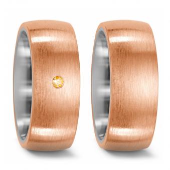 Aufnahme von Titan-Bronze Partnerringen mit Mattierung und cognac Diamanten