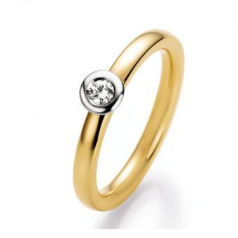 Aufnahme von einem Verlobungsring aus Gelbgold und Weissgold mit Diamant in Zargenfassung