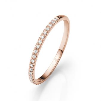 Aufnahme vom Rosegold Verlobungsring mit weißen Diamanten in Krappen gefasst